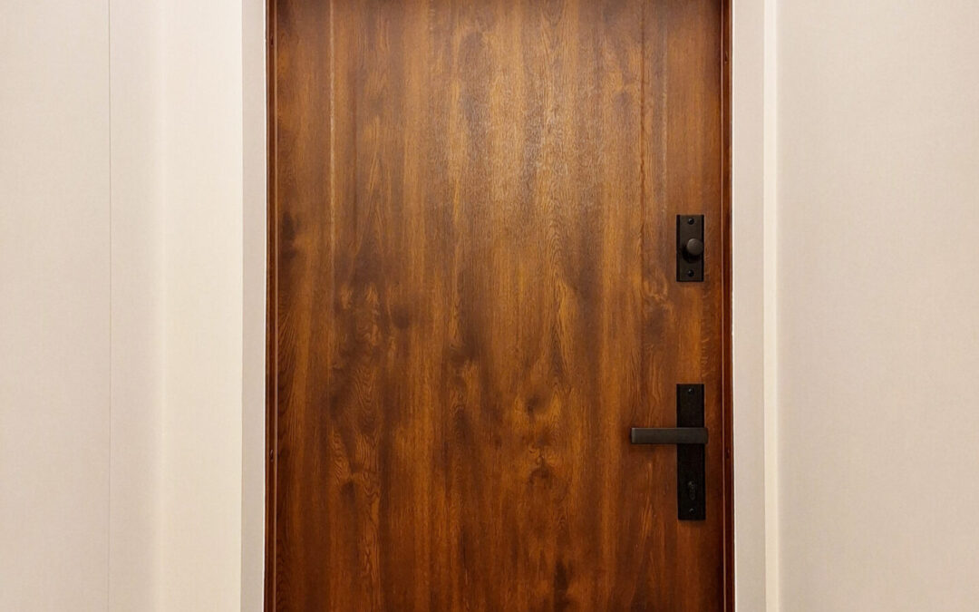 Blok mieszkalny a drzwi