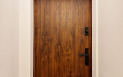 Blok mieszkalny a drzwi