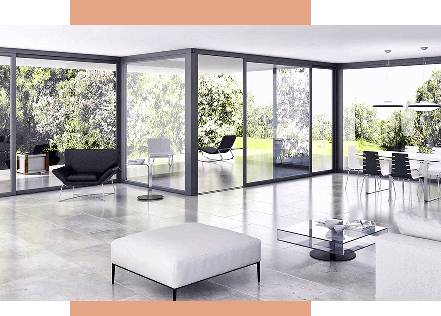 Okna na całej długości ściany dają pomieszczeniu dużo światła.